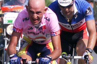 La leggendaria rimonta di Pantani nella salita da Biella al santuario di Oropa