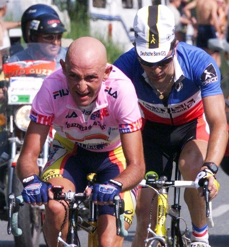 La leggendaria rimonta di Pantani nella salita da Biella al santuario di Oropa