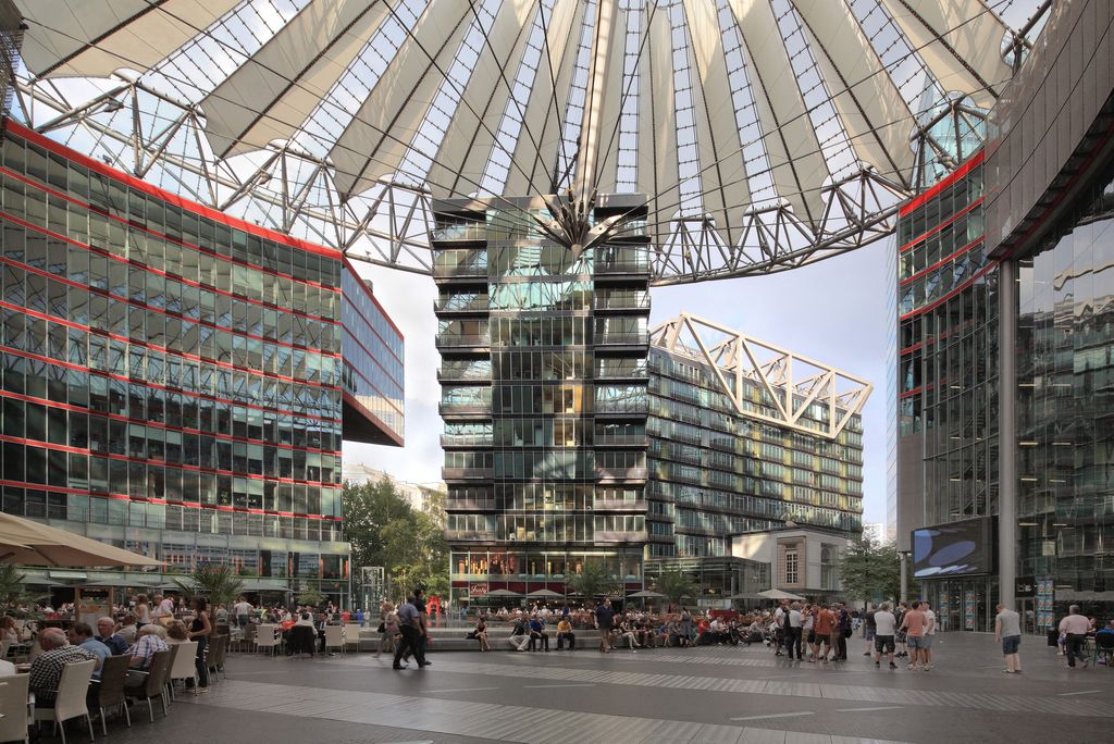 &nbsp;Il Sony Center di Berlino progettato da Helmut Jahn