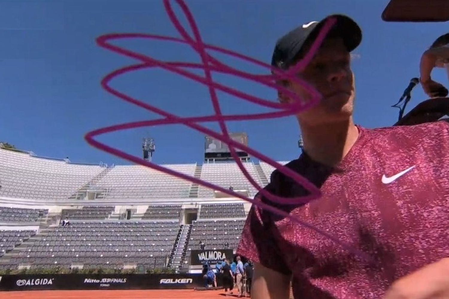 Jannik Sinner firma la telecamera di Atp Tennis Tv