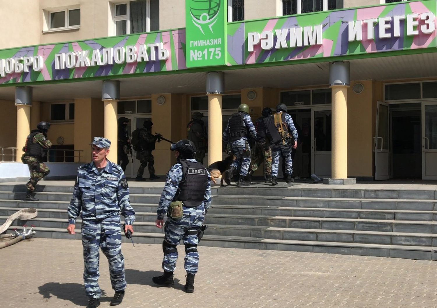 Forze dell'ordine all'esterno della scuola di Kazan dove si &egrave; compiuta una strage, l'11 maggio 2021
