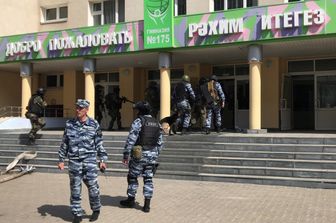 Forze dell'ordine all'esterno della scuola di Kazan dove si &egrave; compiuta una strage, l'11 maggio 2021