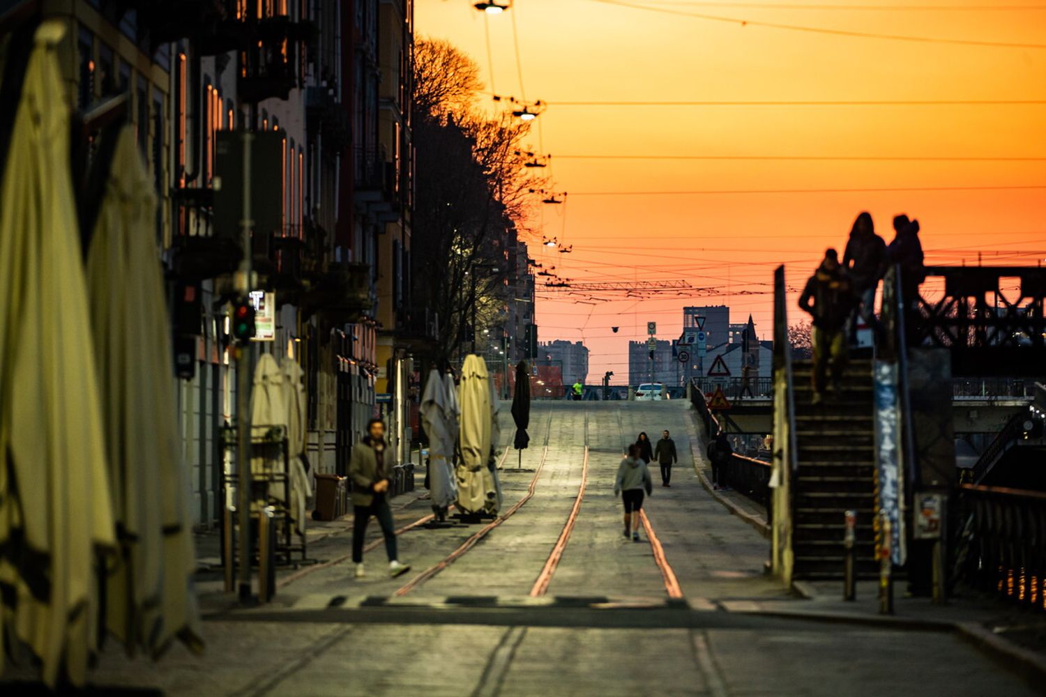 Il Naviglio grande a Milano con i locali chiusi alle 18