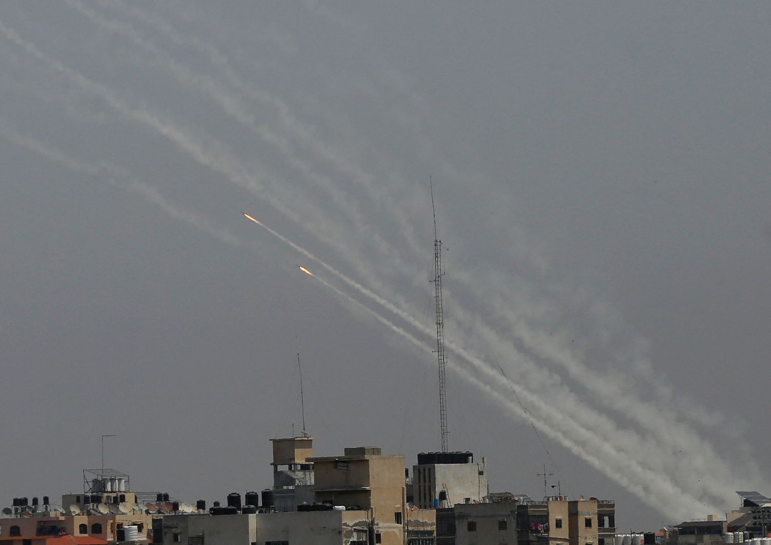 Il lancio di razzi da Gaza