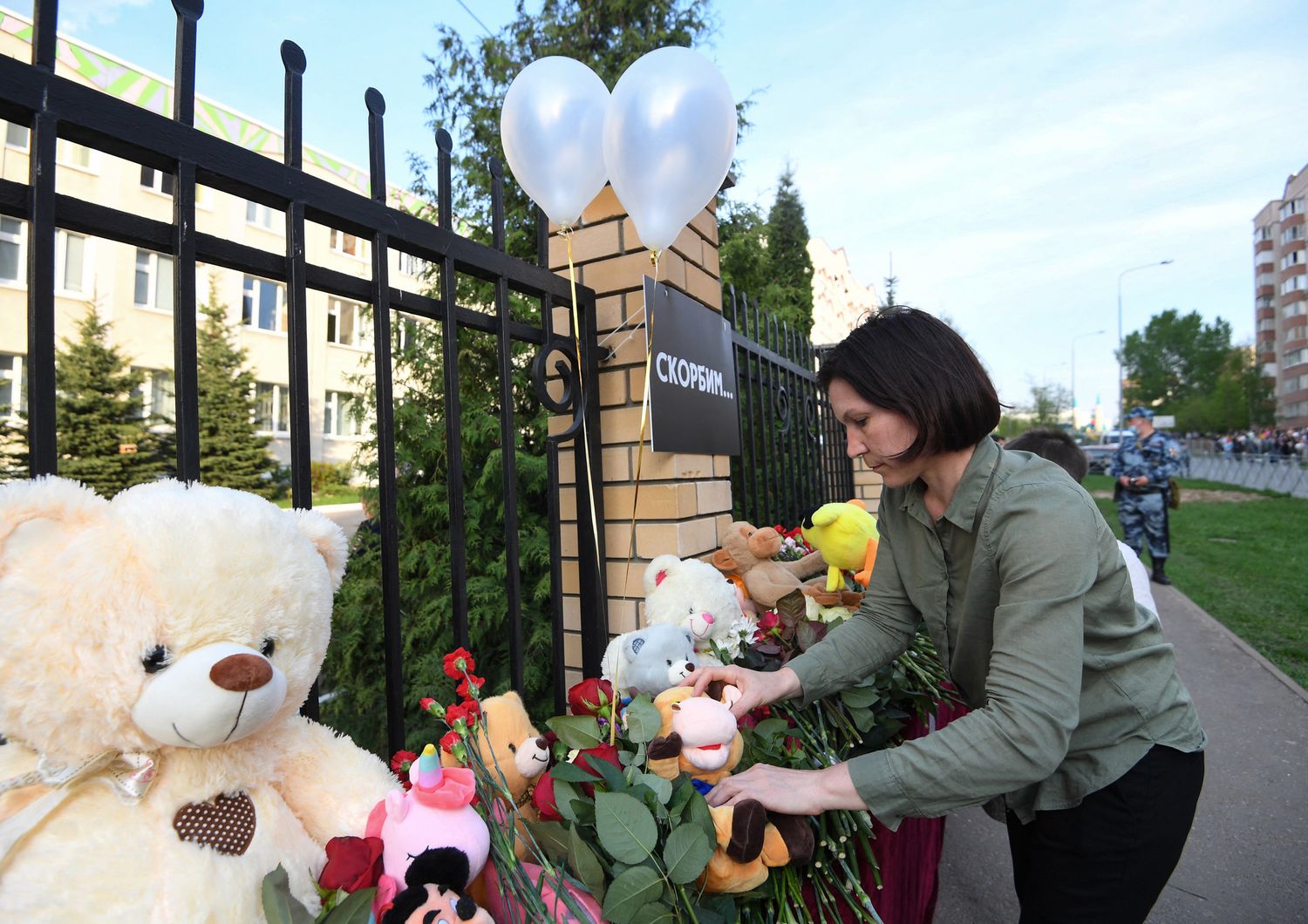 Pupazzi e fiori lasciati davanti alla scuola di Kazan teatro di una sparatoria. Almeno 9 i morti