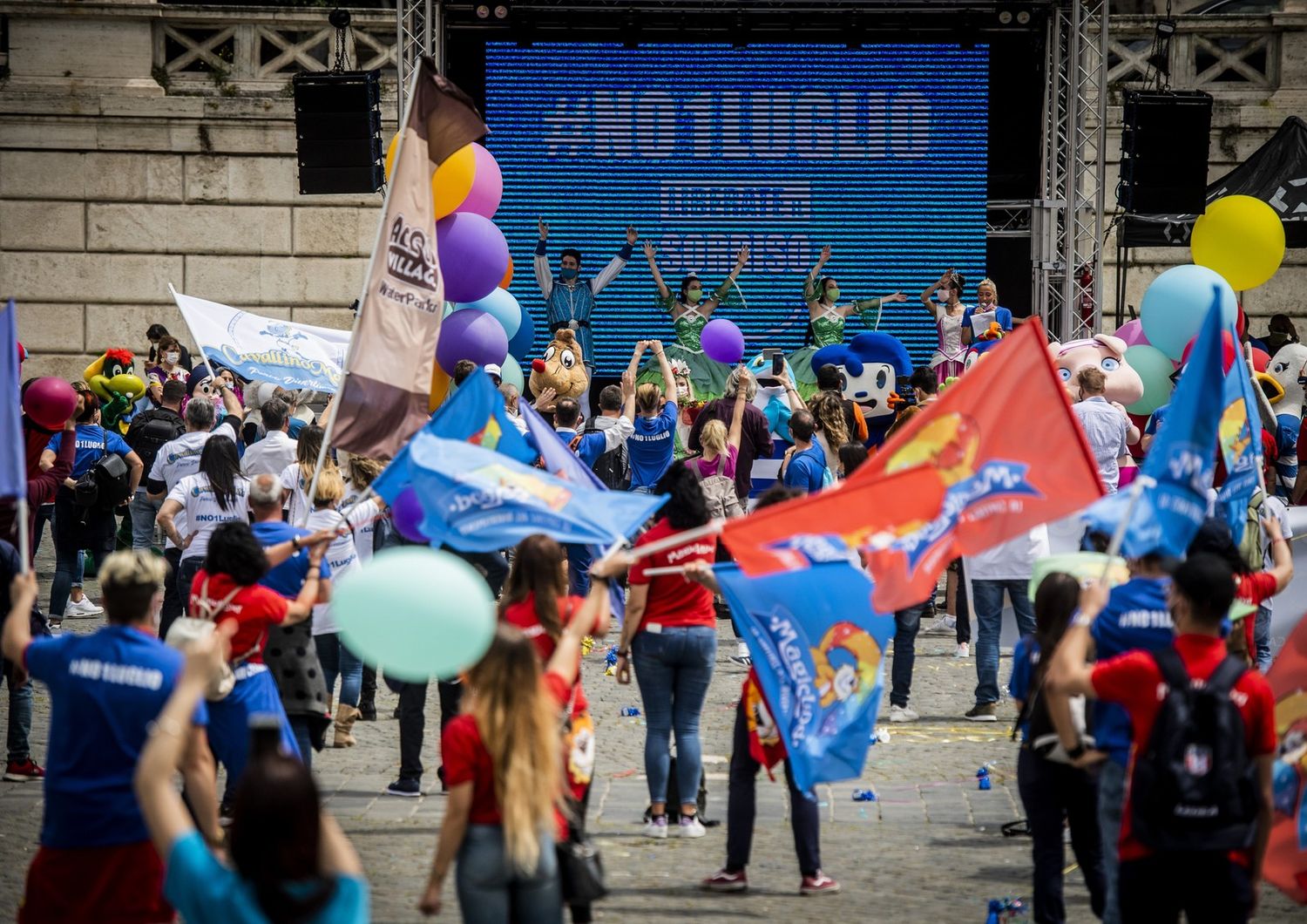 La manifestazione dei lavoratori dei parchi acquatici