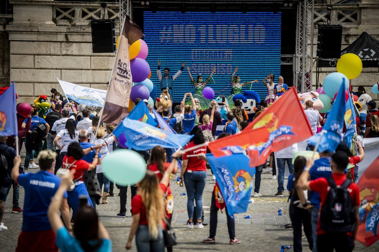 La manifestazione dei lavoratori dei parchi acquatici