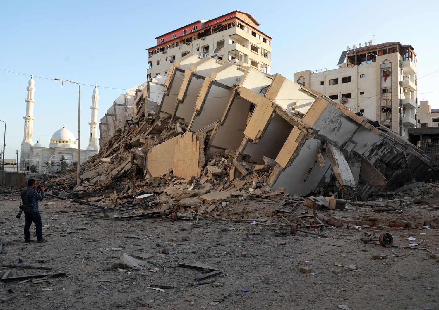 Un edificio distrutto nei bombardamenti a Gaza