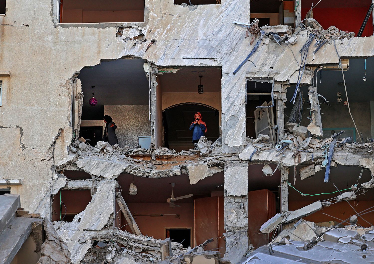 Un edificio di Gaza sventrato dai raid israeliani