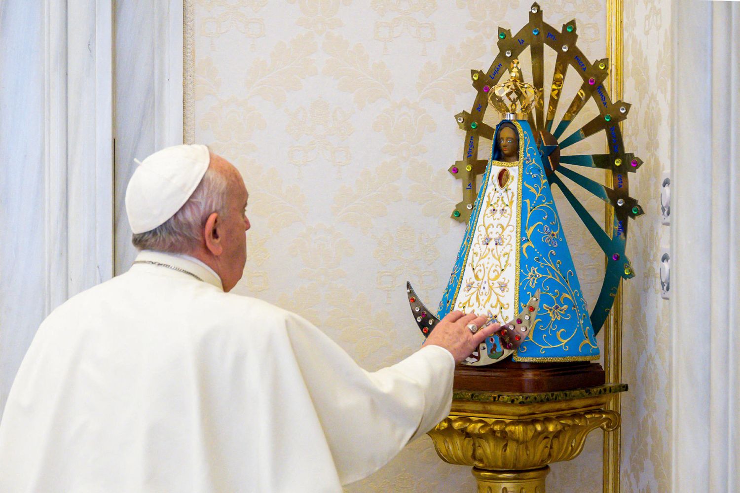 Il Papa prega la madonna di Lujan