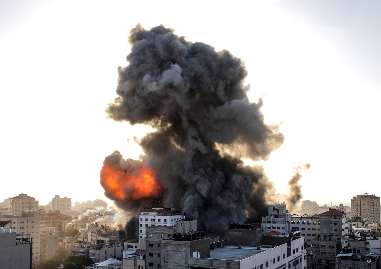 Un edificio di Gaza colpito da un raid israeliano