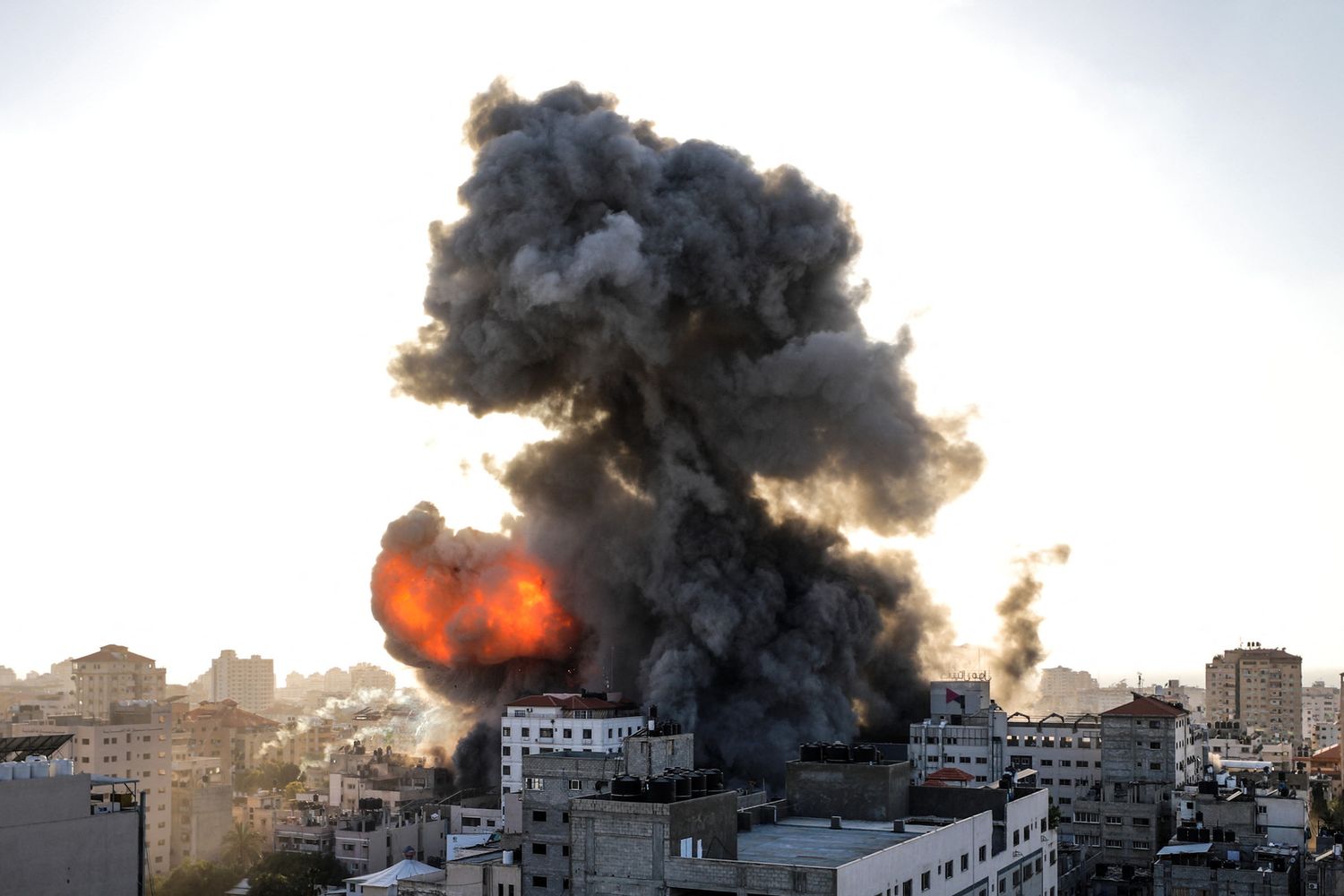 Un edificio di Gaza colpito da un raid israeliano