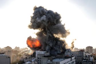 Un edificio di Gaza colpito da un raid israeliano