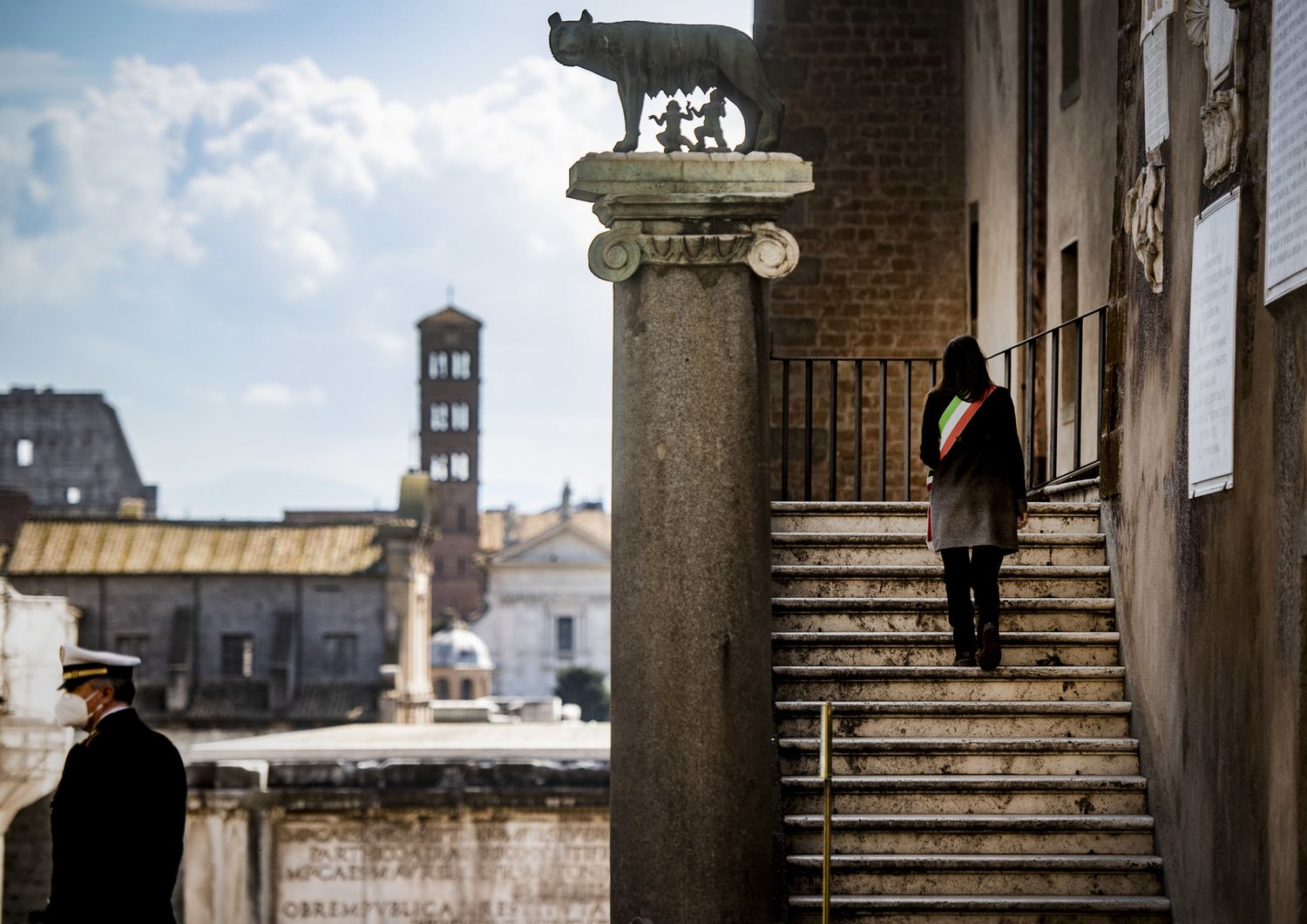 Il Campidoglio e la sindaca Virginia Raggi