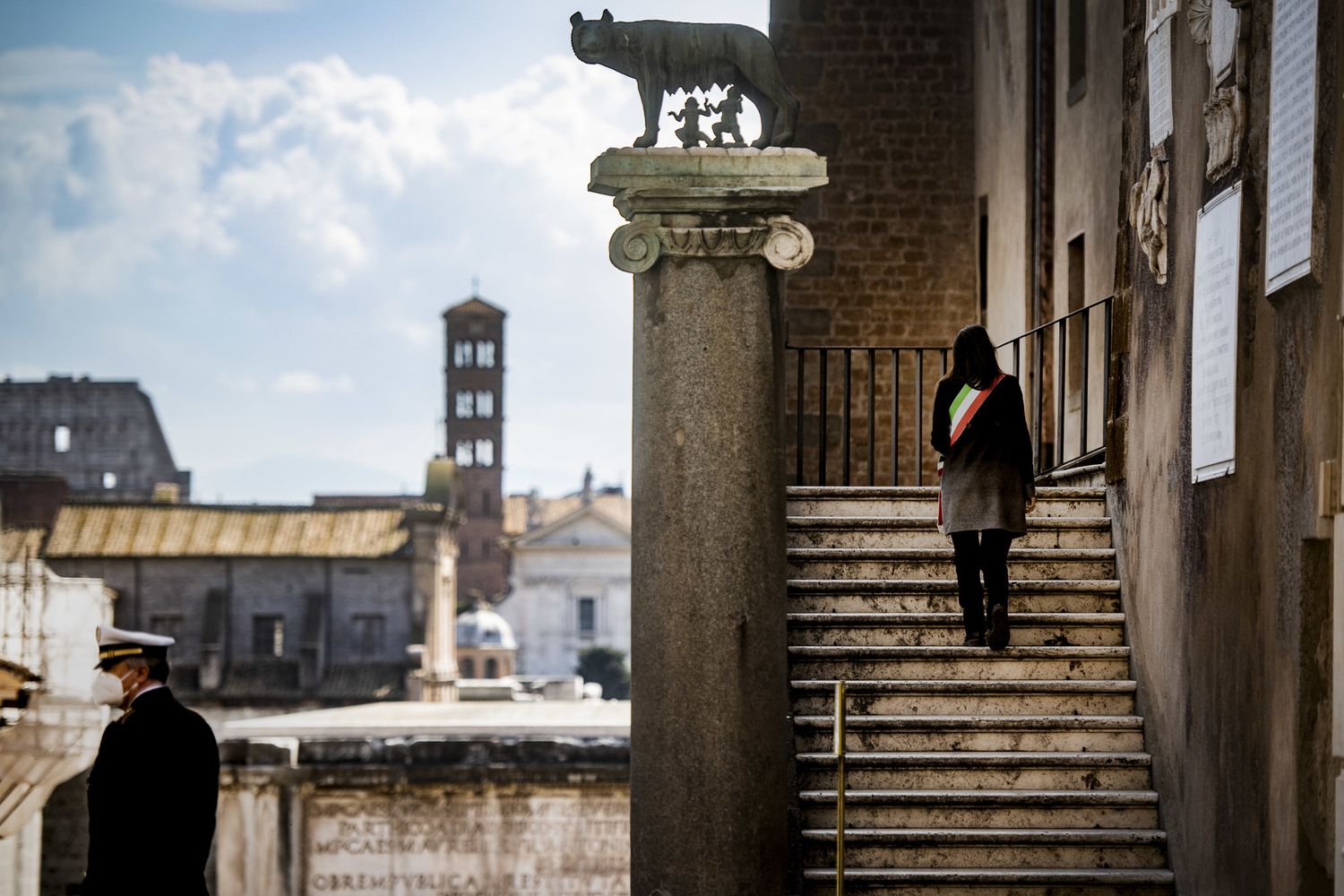 Il Campidoglio e la sindaca Virginia Raggi