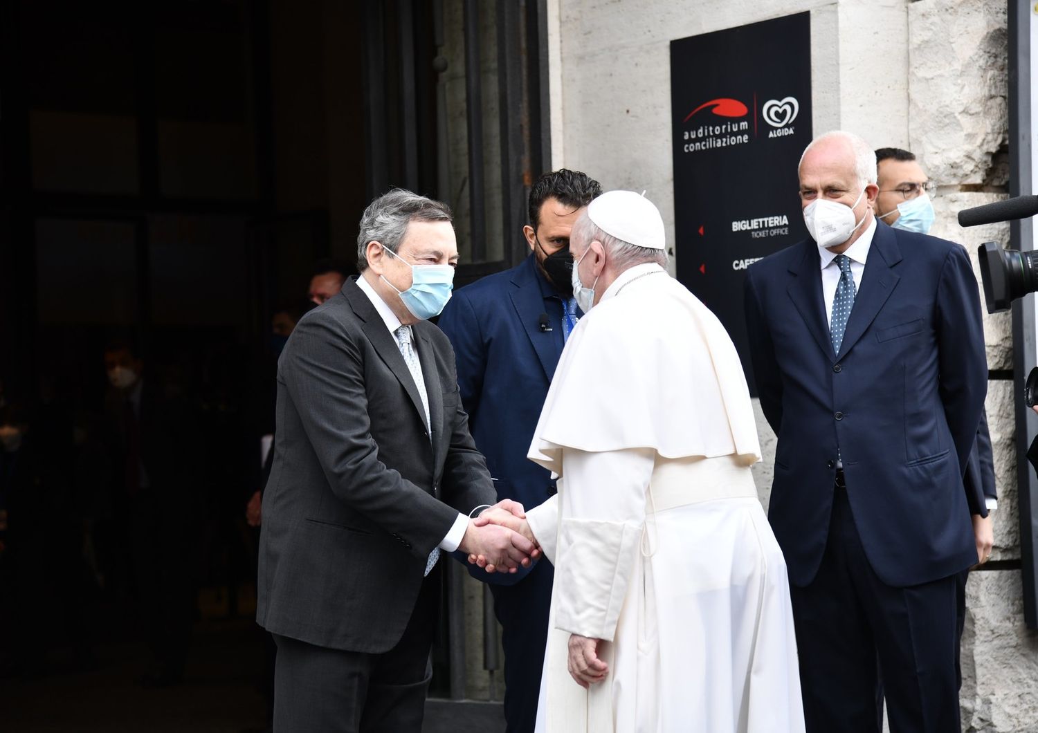 Il premier Mario Draghi accoglie Papa Francesco agli Stati generali della Natalit&agrave;&nbsp;