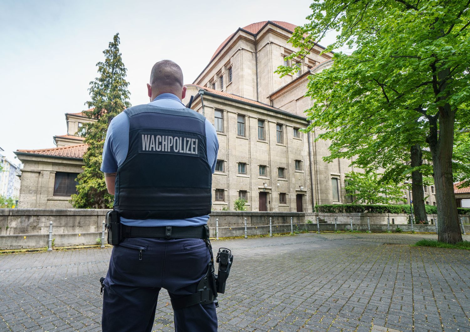 Un poliziotto di fronte a una sinagoga a Essen