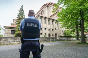 Un poliziotto di fronte a una sinagoga a Essen