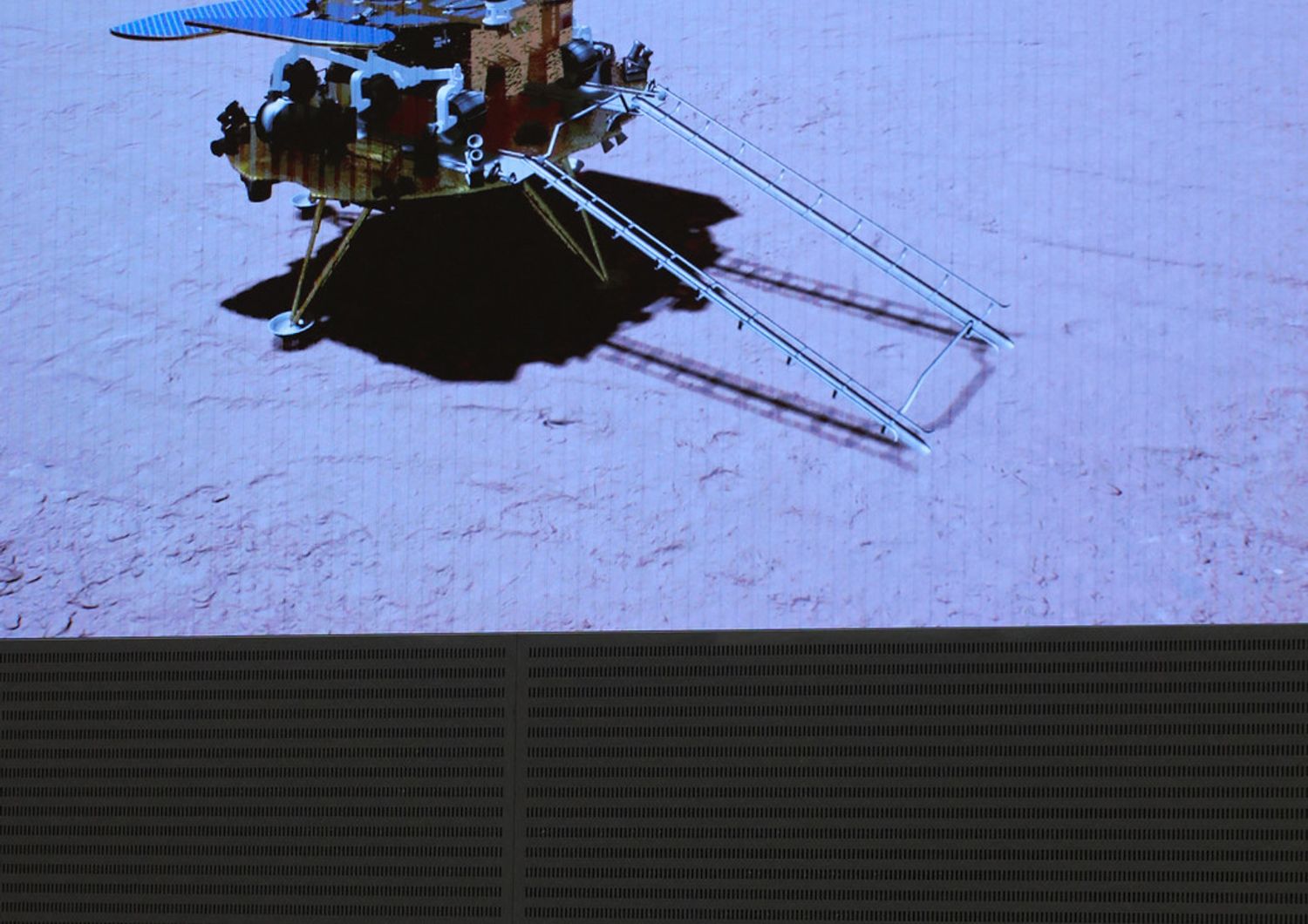Una simulazione del rover della Cina su Marte su uno schermo dell'agenzia spaziale cinese