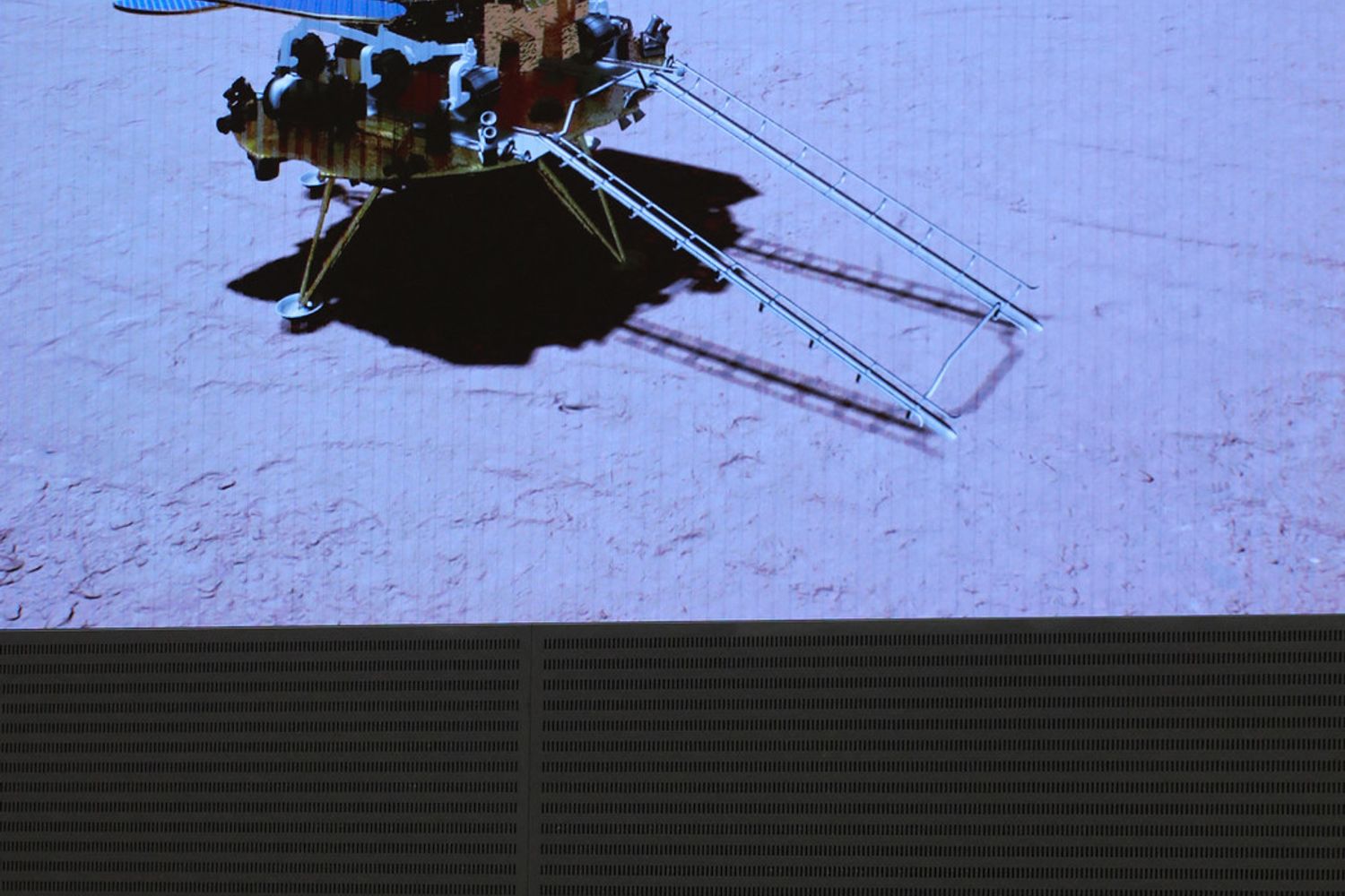 Una simulazione del rover della Cina su Marte su uno schermo dell'agenzia spaziale cinese