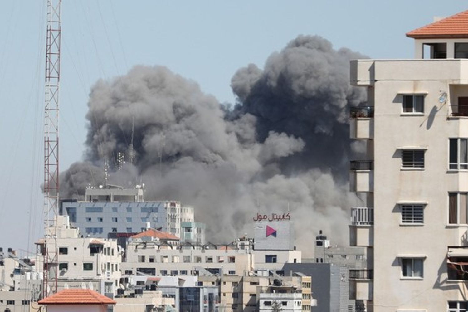 Il palazzo dei media a Gaza abbattuto dall'esercito israeliano