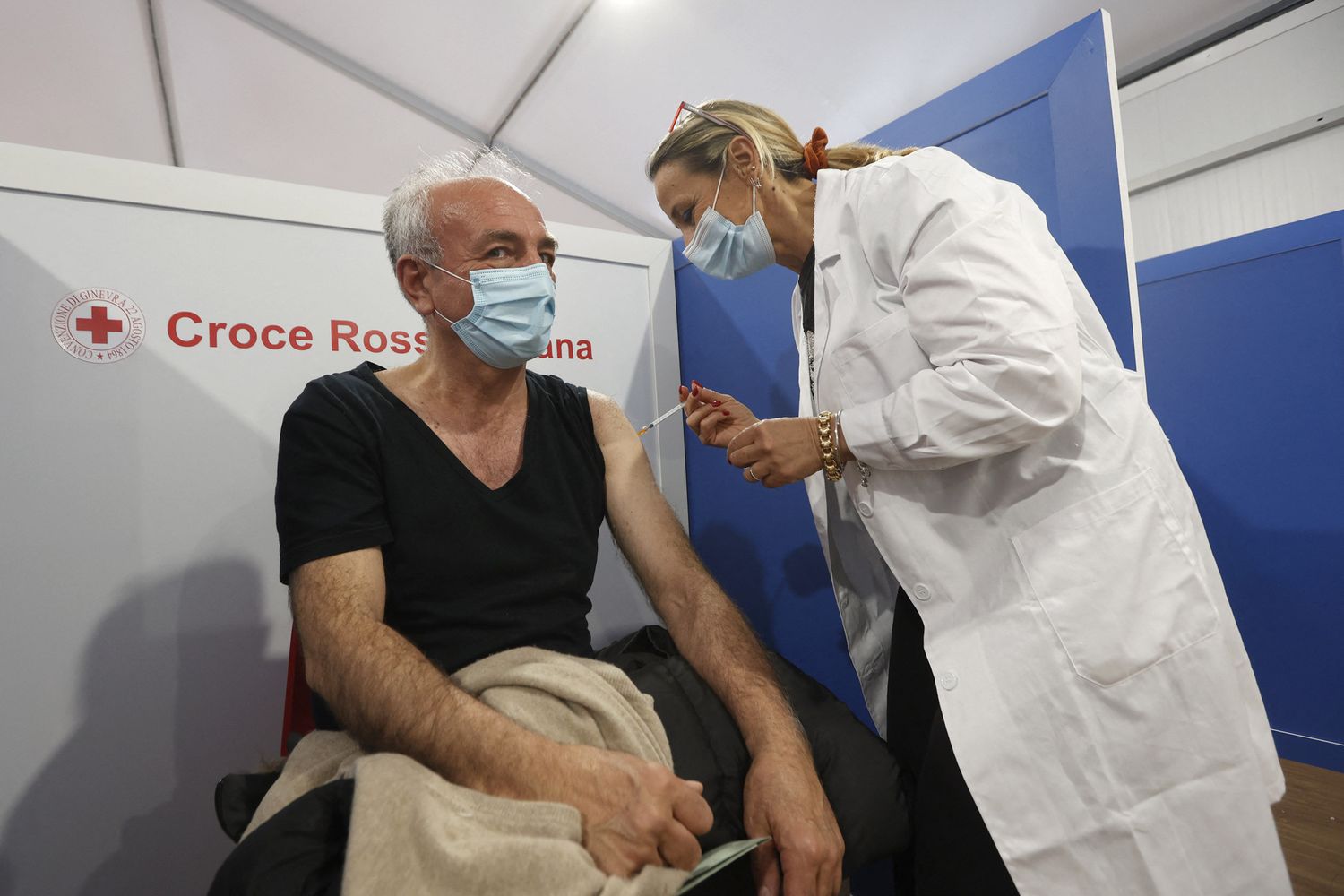 Vaccinazioni nel centro commerciale Porta di Roma