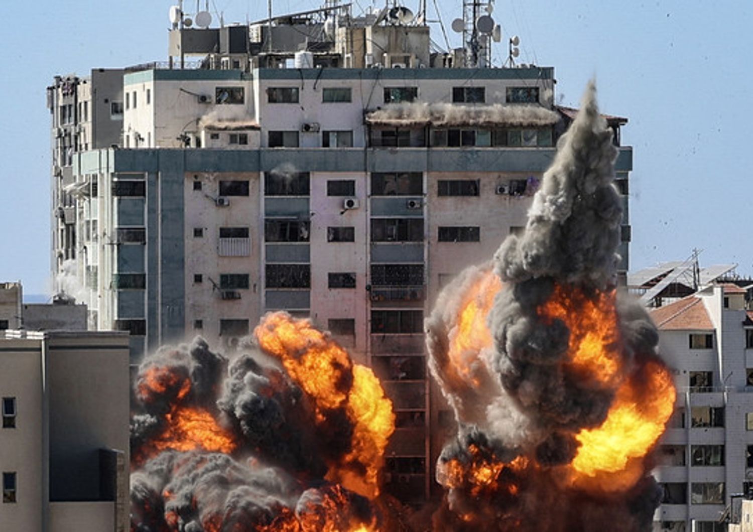 La torre dei media a Gaza colpita dagli israeliani