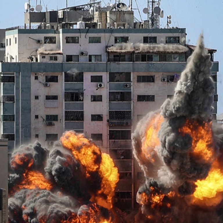 La torre dei media a Gaza colpita dagli israeliani