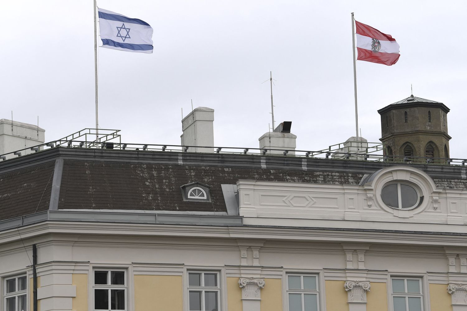 La bandiera di Israele esposta sulla cancelleria austriaca