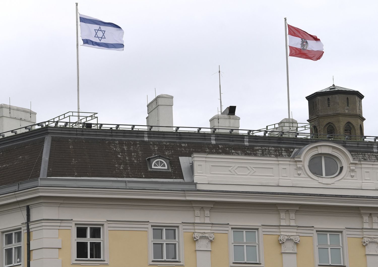 La bandiera di Israele esposta sulla cancelleria austriaca