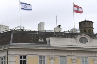 La bandiera di Israele esposta sulla cancelleria austriaca
