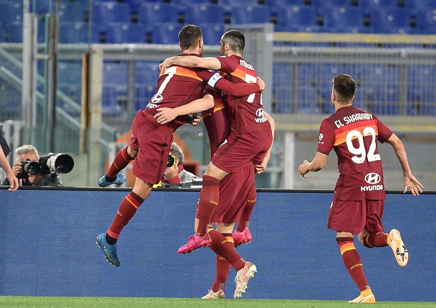 Mkhitaryan festeggia con i suoi compagni di squadra dopo aver segnato un gol durante il derby di Roma&nbsp;