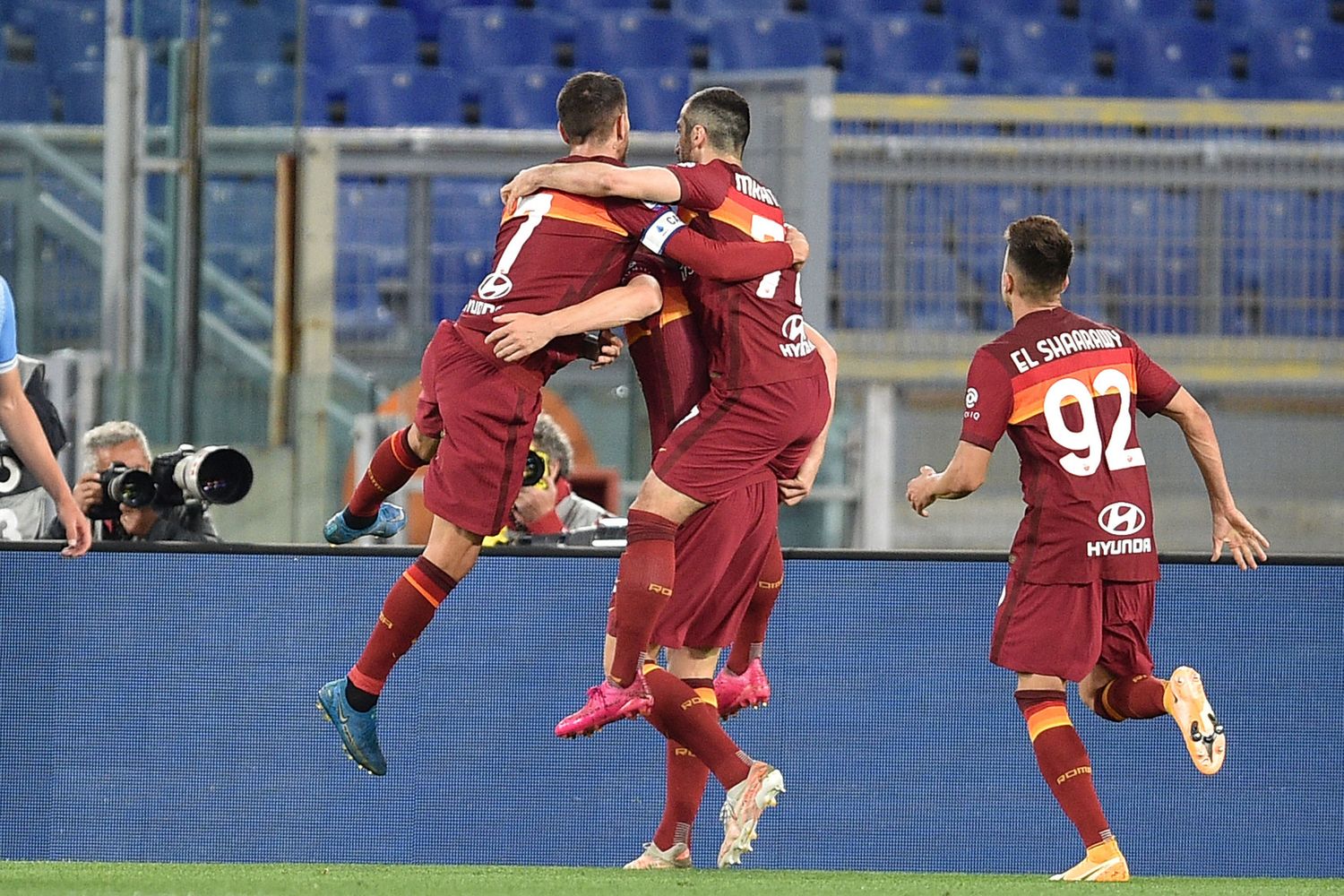 Mkhitaryan festeggia con i suoi compagni di squadra dopo aver segnato un gol durante il derby di Roma&nbsp;