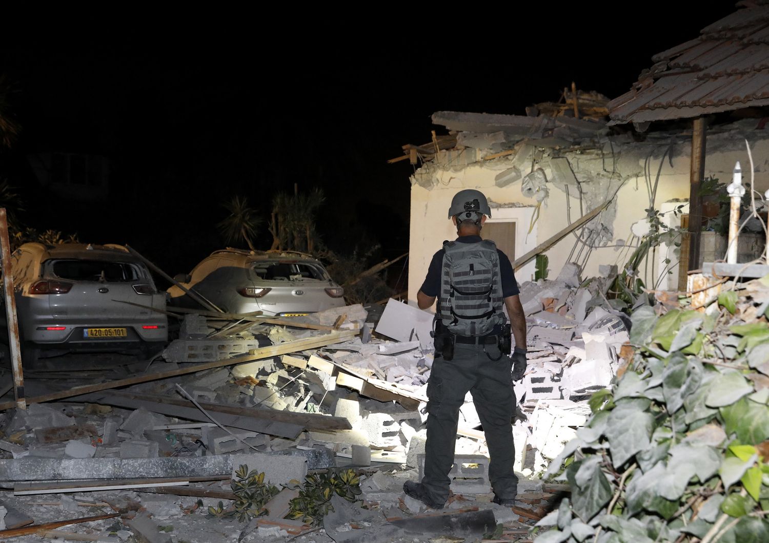 Un poliziotto israeliano esamina i danni provocati da un razzo di Hamas