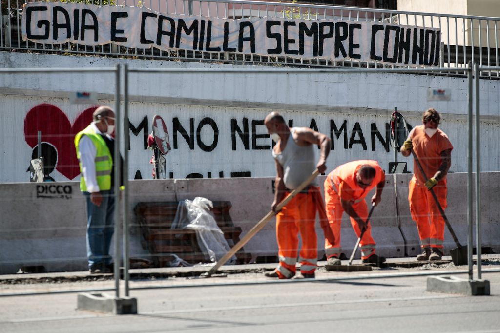 &nbsp;La scritta in ricordo di Gaia e Camilla su Corso Francia a Roma