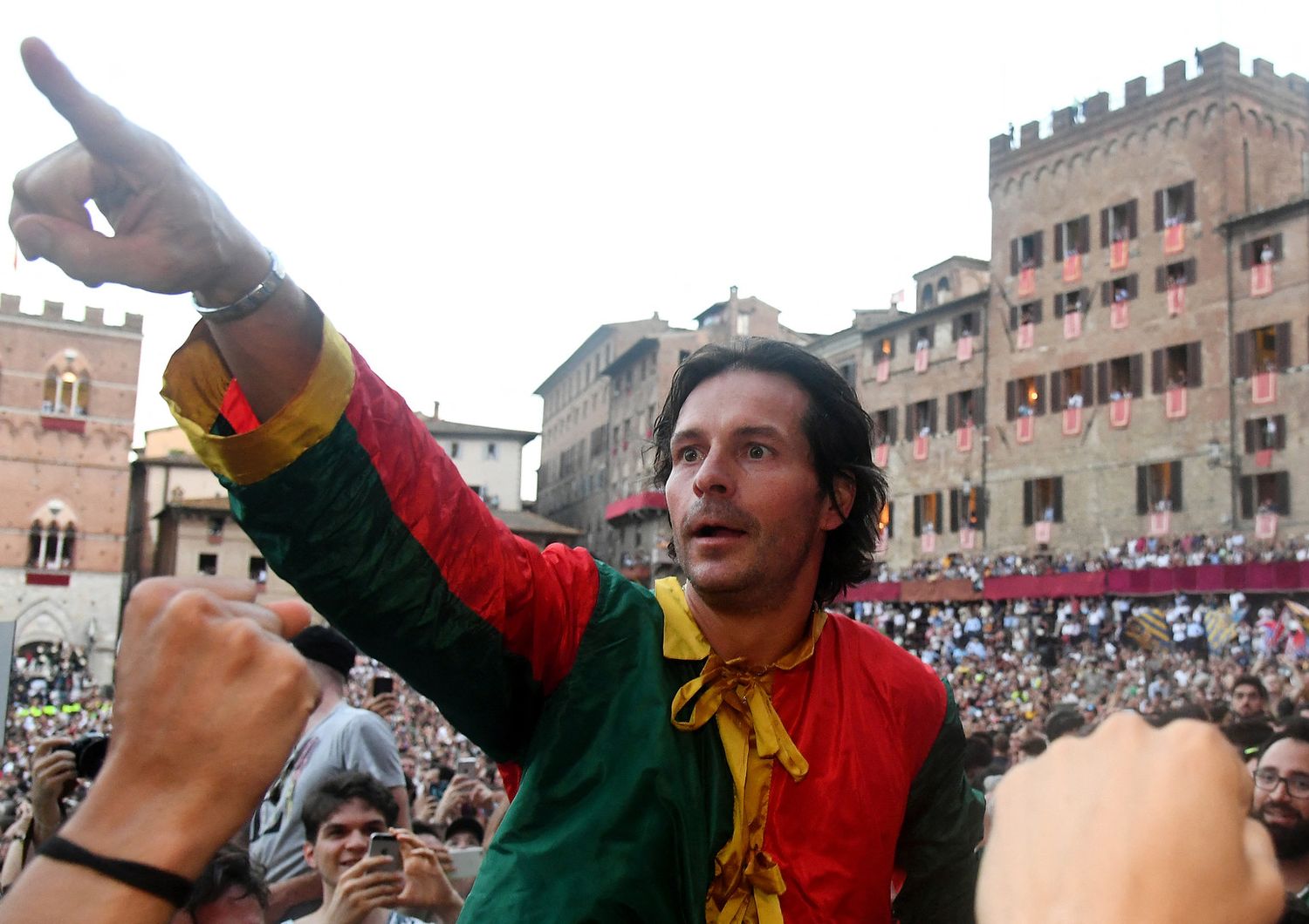 Andrea Mari vince il Palio nel 2018 con la contrada del Drago