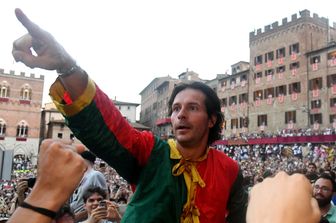 Andrea Mari vince il Palio nel 2018 con la contrada del Drago