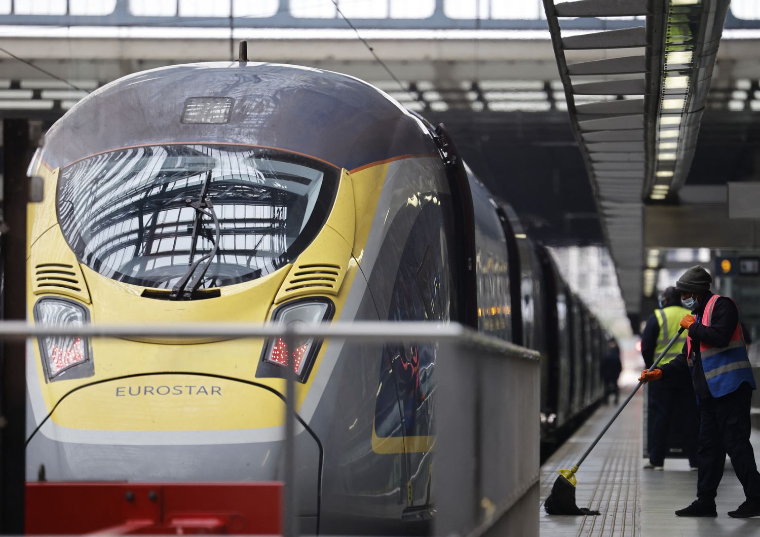 Un treno Eurostar nella stazione di St. Pancras a Londra