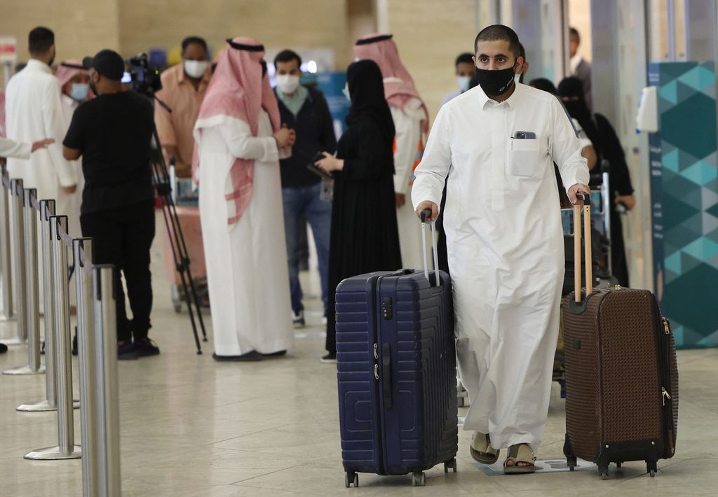 Viaggiatori in un aeroporto in Arabia Saudita dopo allentamento misure Anti Covid