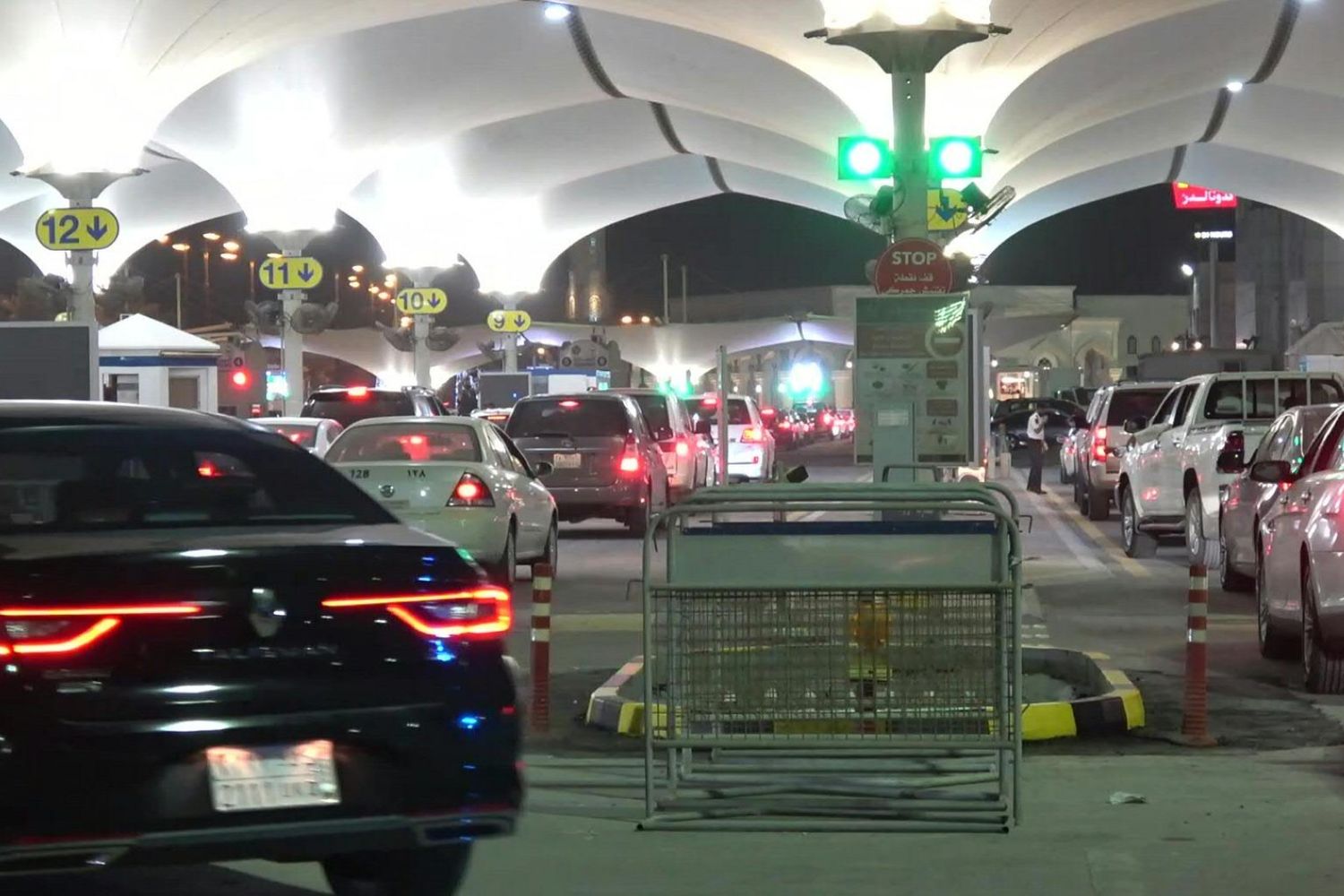 Vetture in fila per viaggiare fuori dall'Arabia Saudita dopo allentamento misure Anti Covid