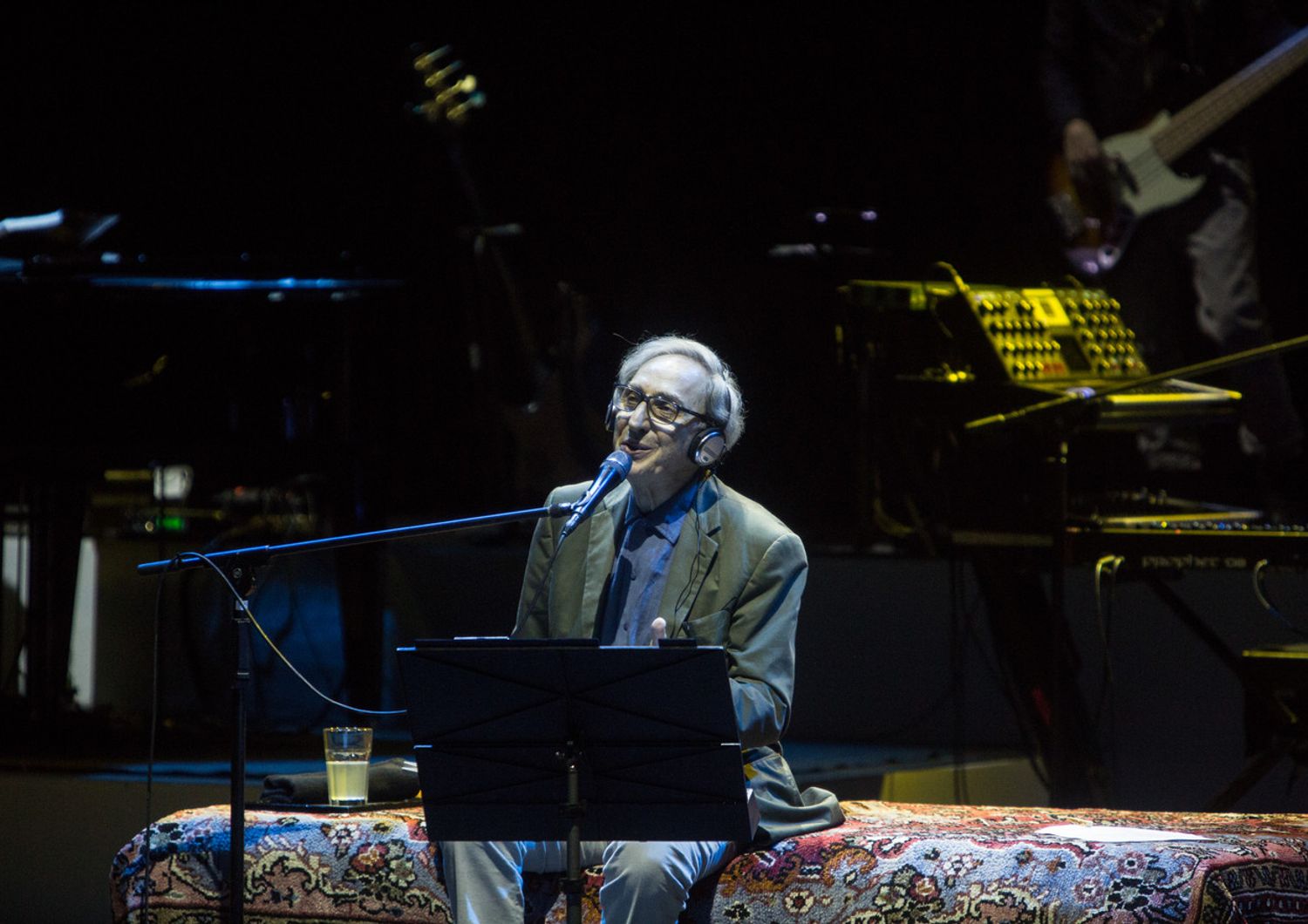 Franco Battiato durante un concerto all'Auditorium di Roma nel 2013