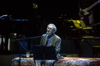 Franco Battiato durante un concerto all'Auditorium di Roma nel 2013