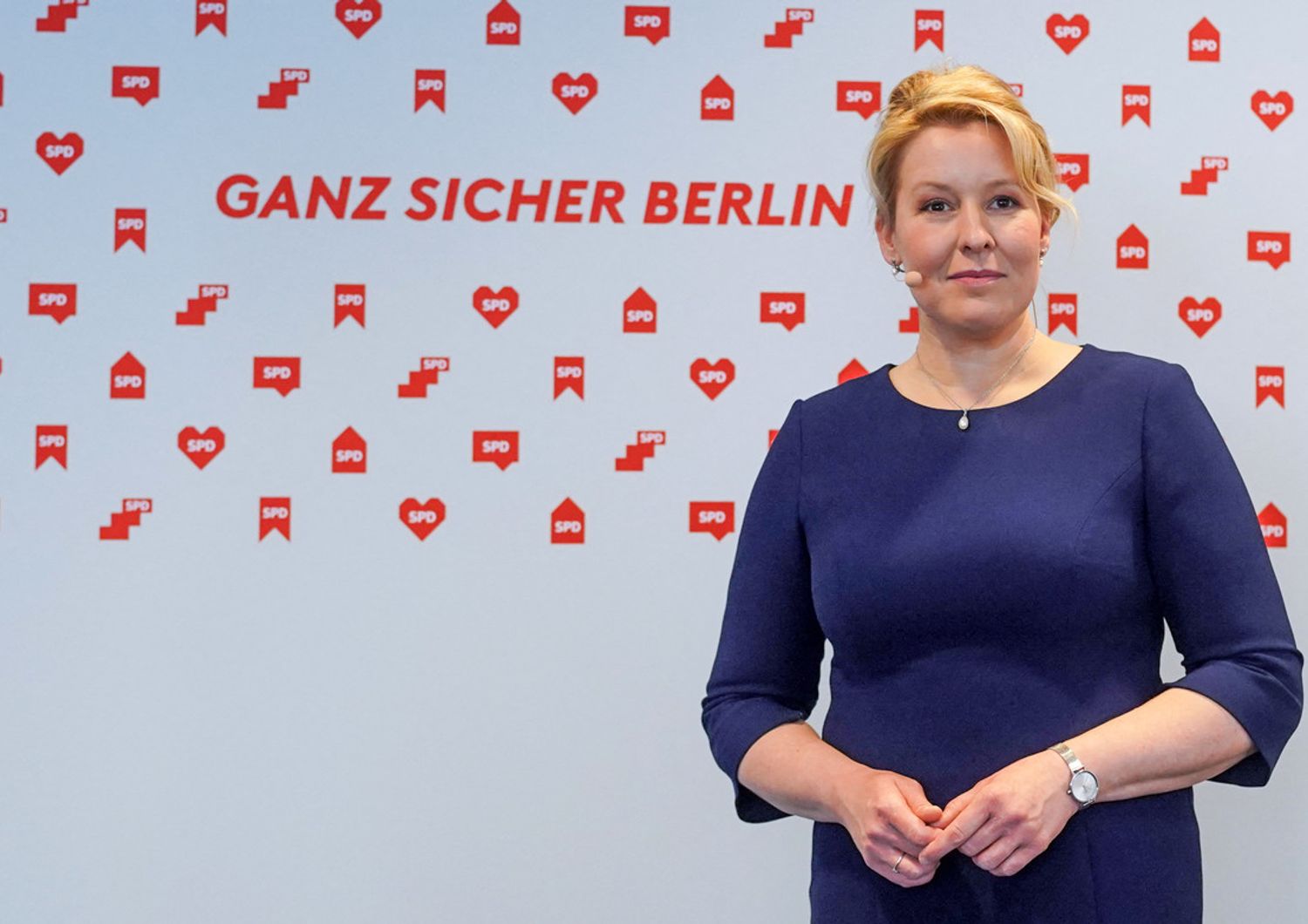 Fraziska Giffey si &egrave; dimessa dal governo Merkel ma resta candidata sindaco di Berlino
