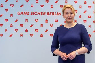 Fraziska Giffey si &egrave; dimessa dal governo Merkel ma resta candidata sindaco di Berlino