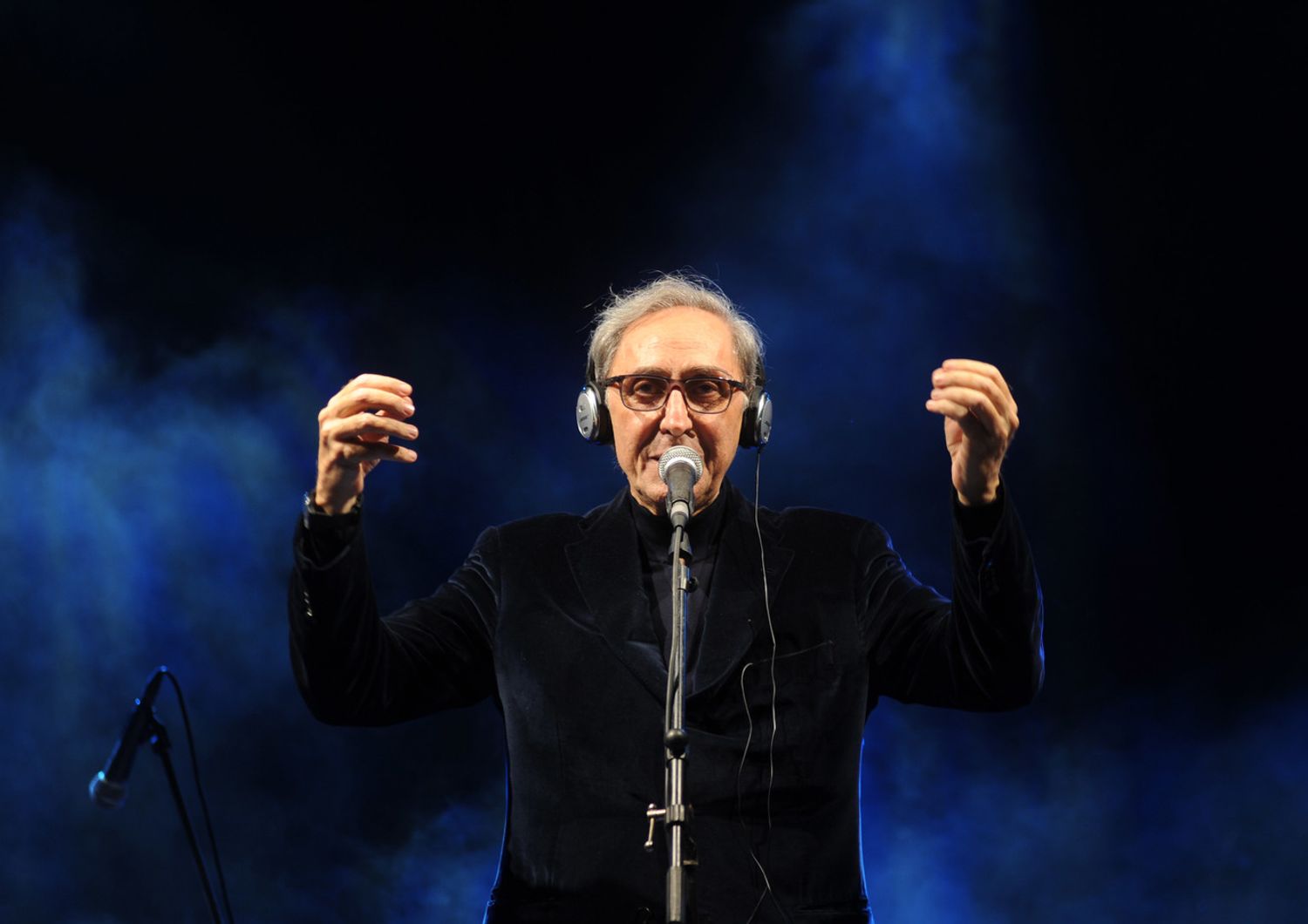 Franco Battiato durante un concerto a Palermo nel 2012