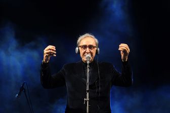 Franco Battiato durante un concerto a Palermo nel 2012