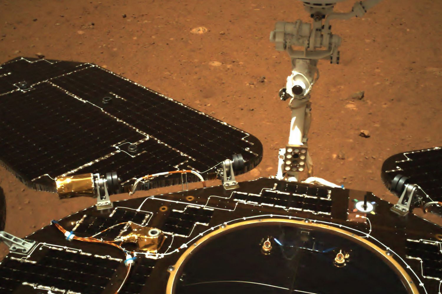 Selfie scattati dal rover cinese su Marte