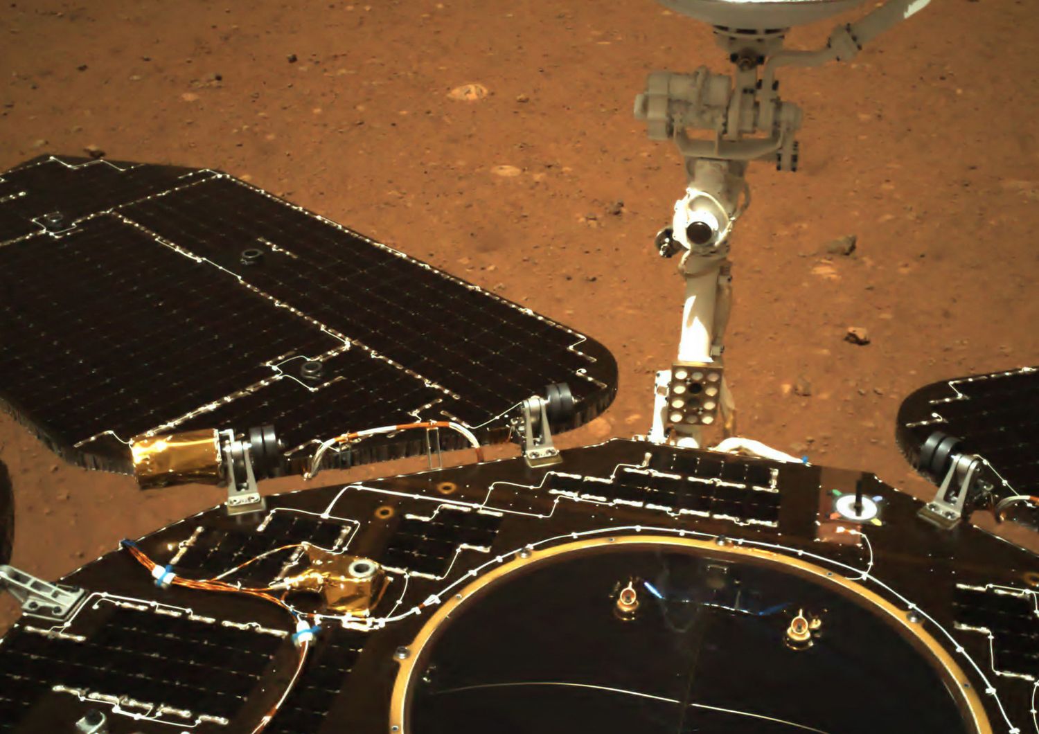 Selfie scattati dal rover cinese su Marte