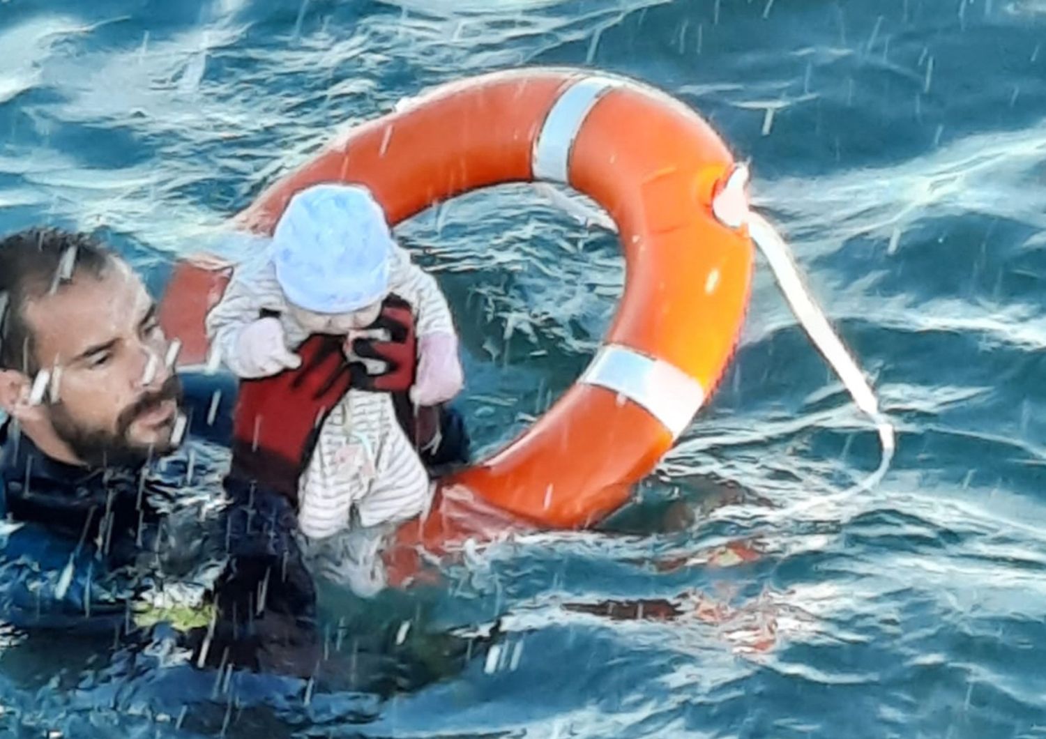 Il salvataggio del neonato caduto in mare a Ceuta