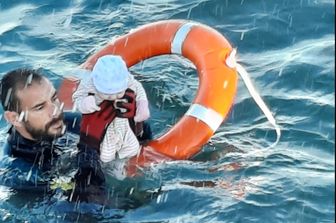 Il salvataggio del neonato caduto in mare a Ceuta